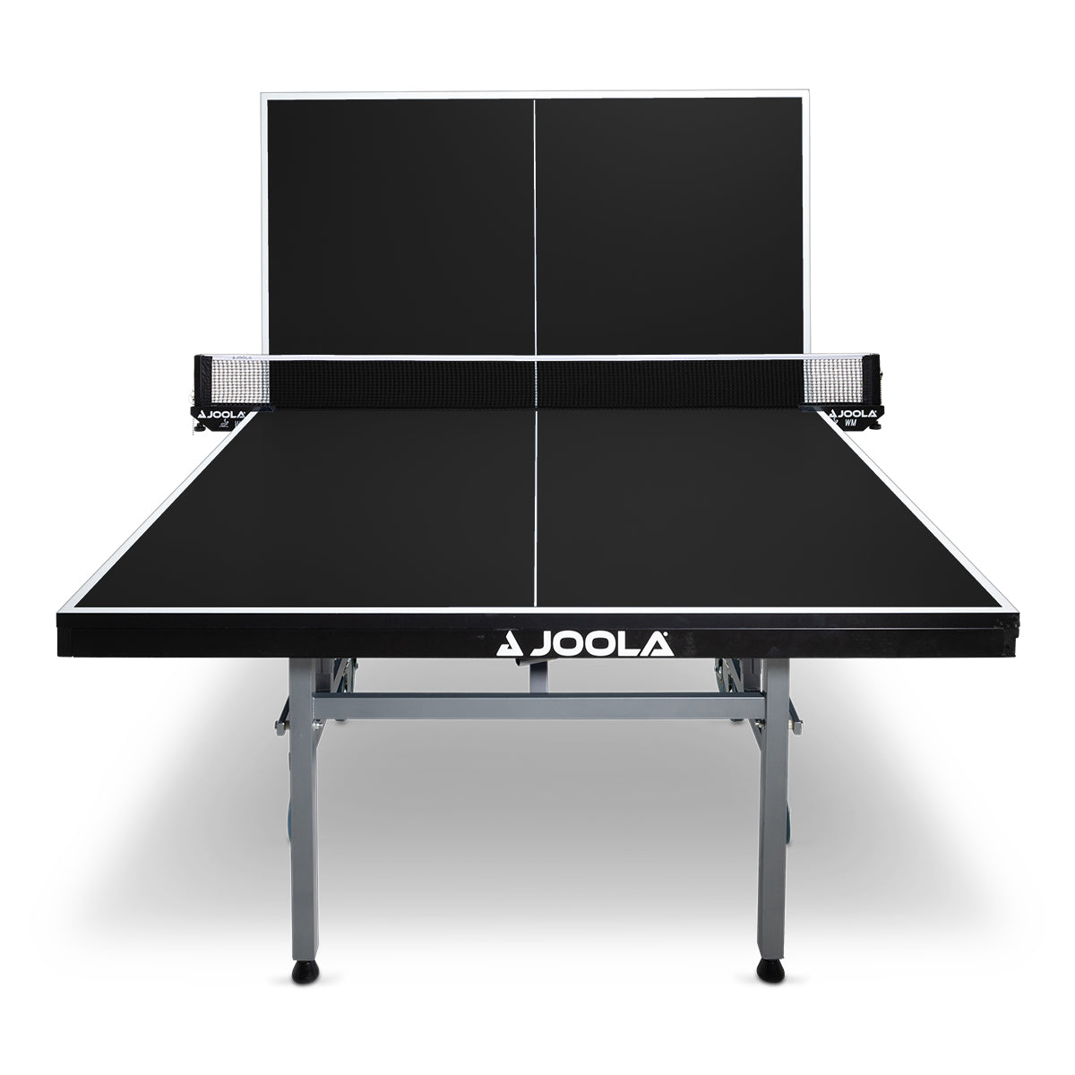 Schwarzer JOOLA Tischtennistisch mit Netz, eine Spielfeldhälfte hochgeklappt.