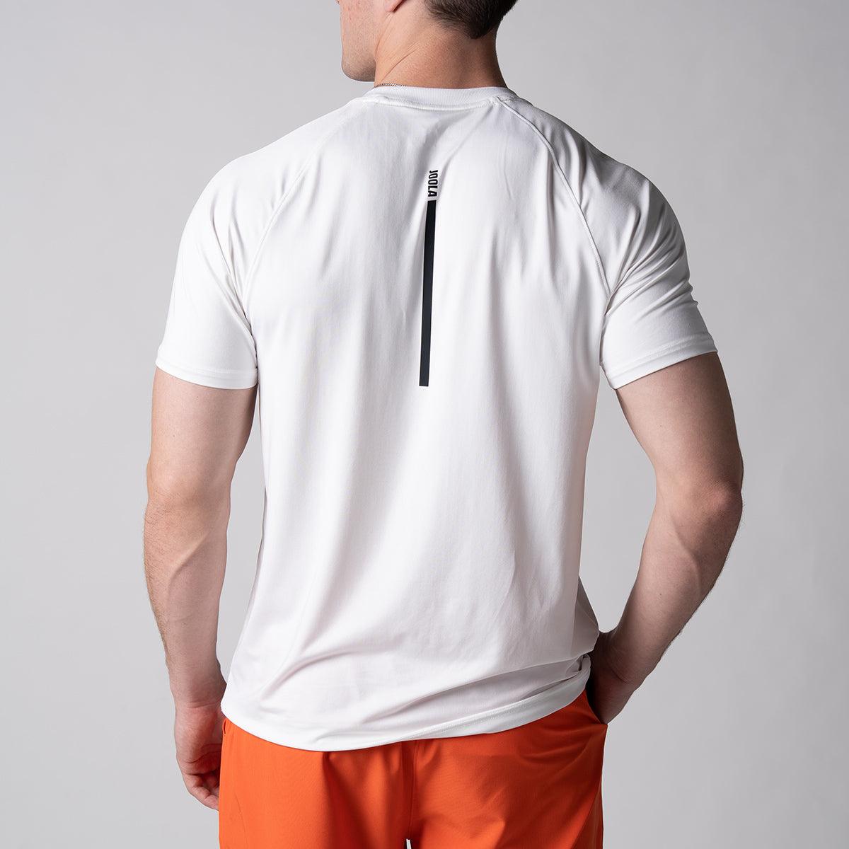 Mann von hinten in weißem Sport-T-Shirt mit kurzem Ärmel und orangefarbener Sporthose.