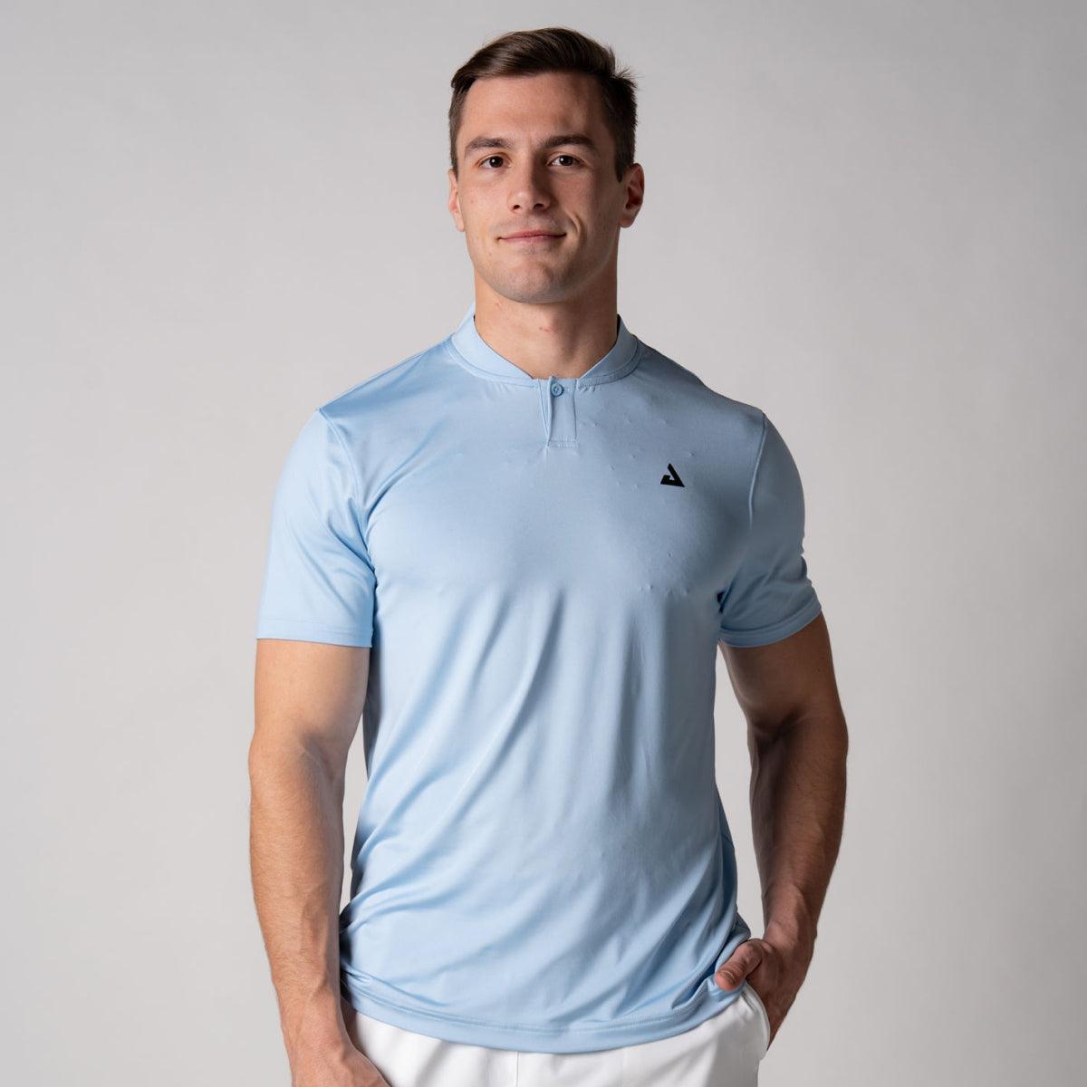Mann trägt hellblaues, kurzärmeliges Sportshirt mit Stehkragen und kleinem schwarzem Logo auf der Brust.
