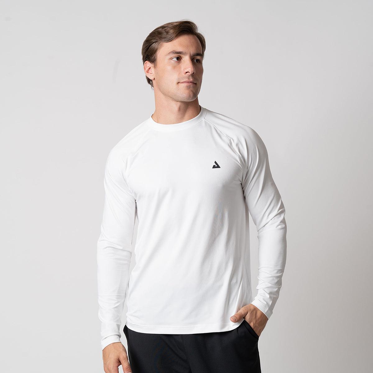 Mann trägt weißes, langärmliges Sportshirt mit kleinem schwarzem Logo auf der Brust.