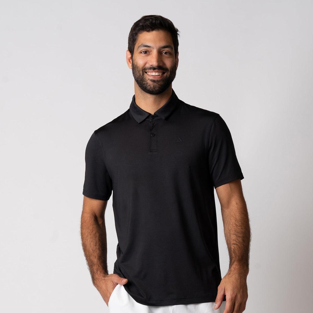 Mann trägt schwarzes, kurzärmeliges Poloshirt vor hellem Hintergrund.