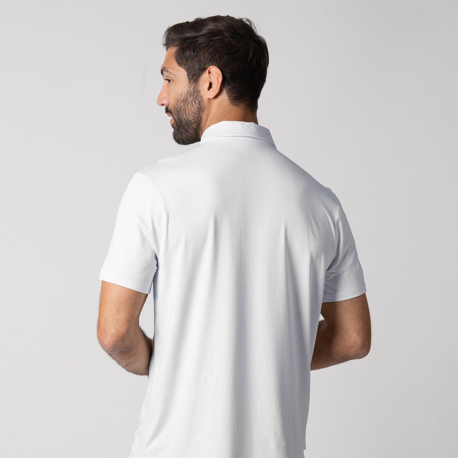Mann von hinten trägt weißes, kurzärmeliges Poloshirt vor hellem Hintergrund.