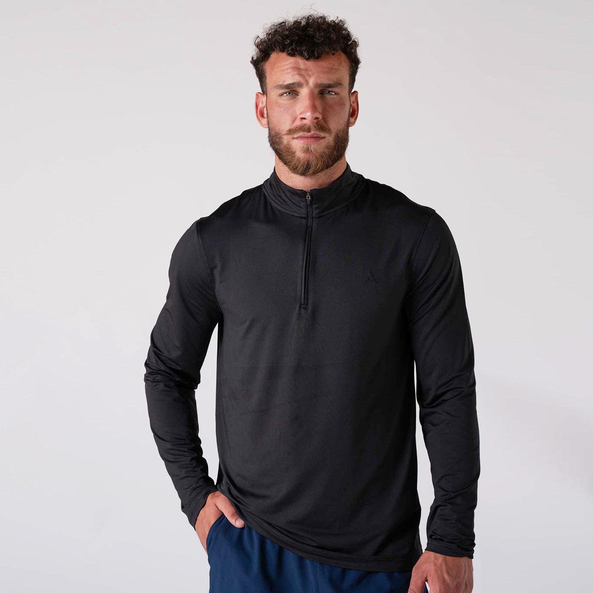 Mann trägt schwarzes, langärmliges Sportshirt mit halbem Reißverschluss und Stehkragen.