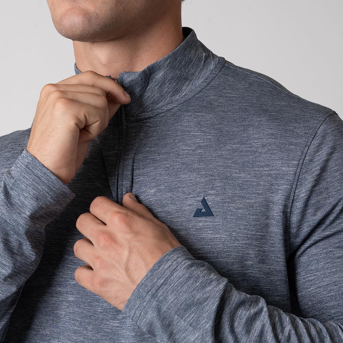 Mann zieht grauen Sportpullover mit halbem Reißverschluss hoch, Detailaufnahme Brustbereich.