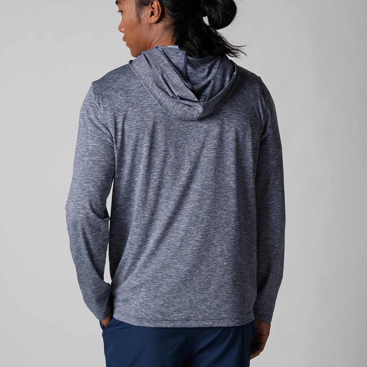 Rückansicht eines Mannes, der einen grauen, langärmligen Kapuzenpullover aus leichtem, meliertem Stoff trägt.