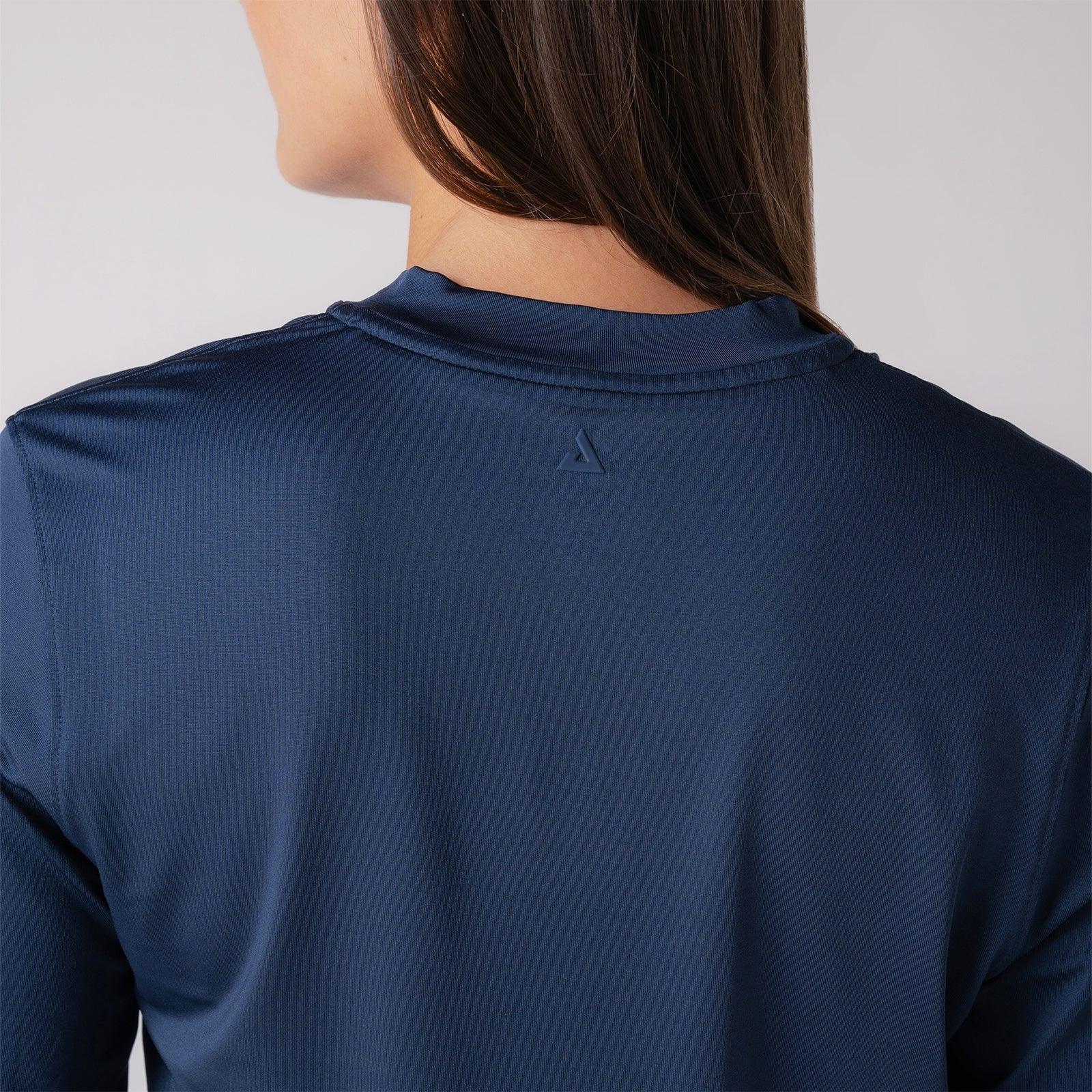 Rückansicht eines dunkelblauen, langärmligen Sportshirts aus glattem Stoff mit kleinem Logo am Nacken.