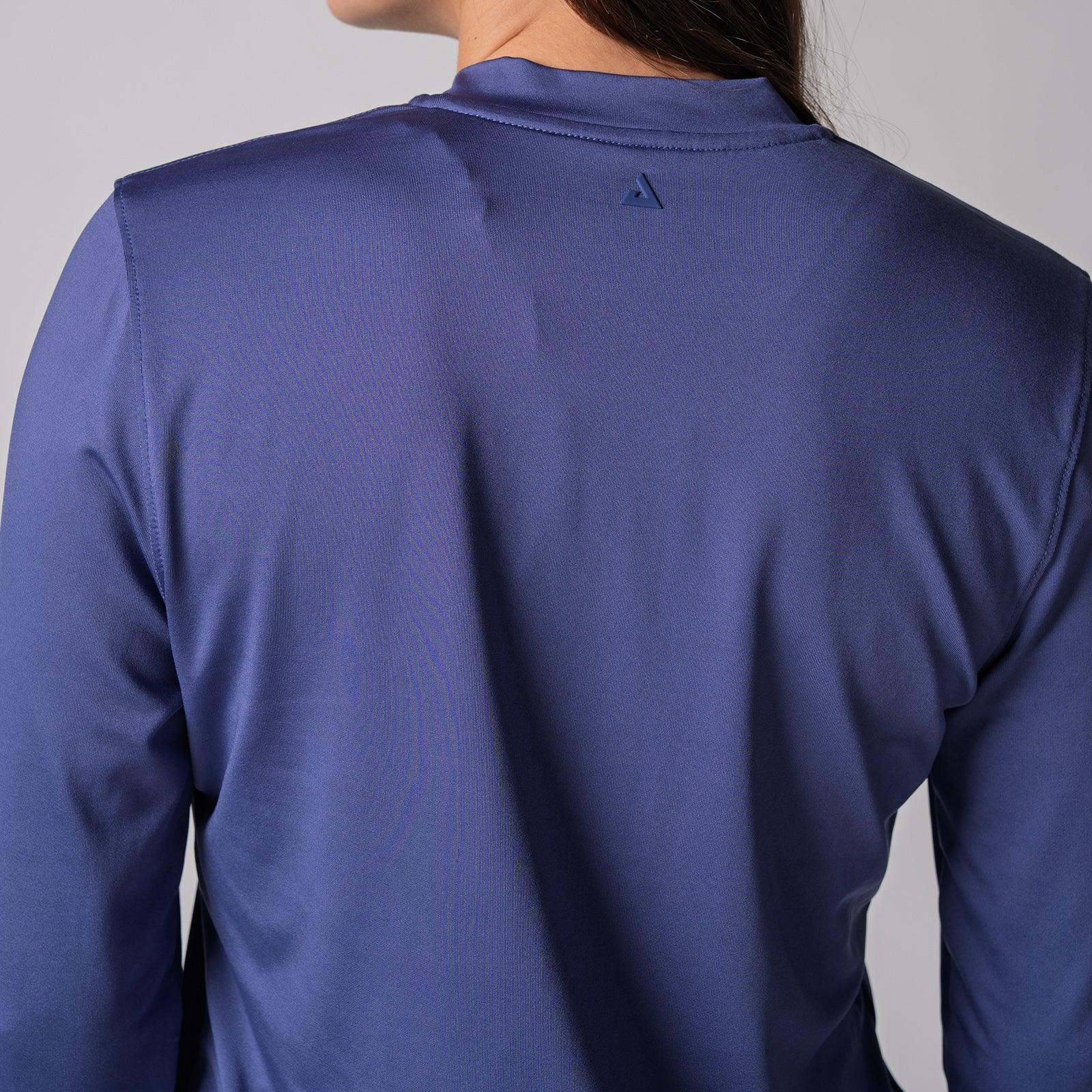 Rückansicht eines dunkelblauen Langarmshirts, getragen von einer Person.