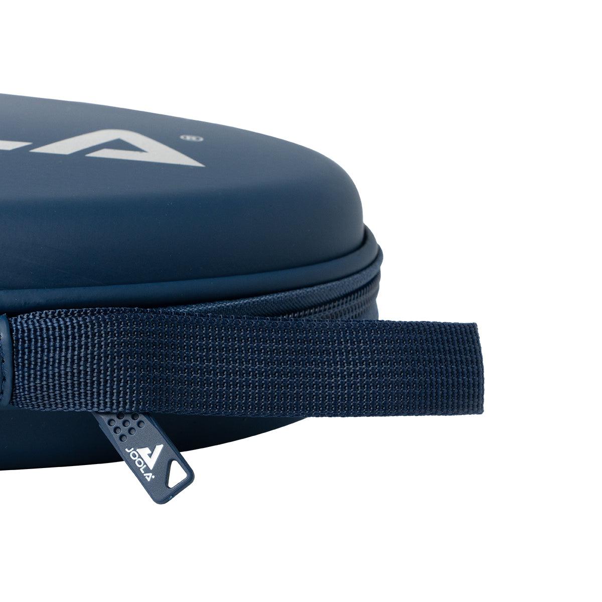 Blaues, rechteckiges Hartschalen-Etui mit Reißverschluss und Trageschlaufe, teilweise mit weißem Logo bedruckt.