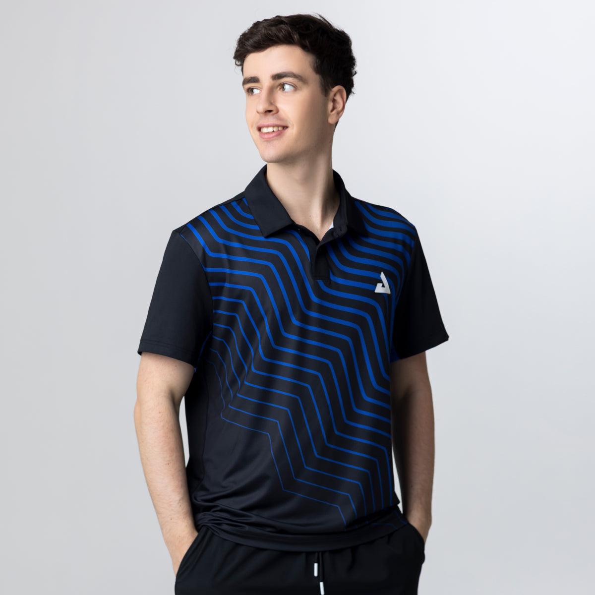 Junger Mann trägt schwarzes Polo-Shirt mit blauem, geometrischem Linienmuster und weißem Logo auf der Brust.