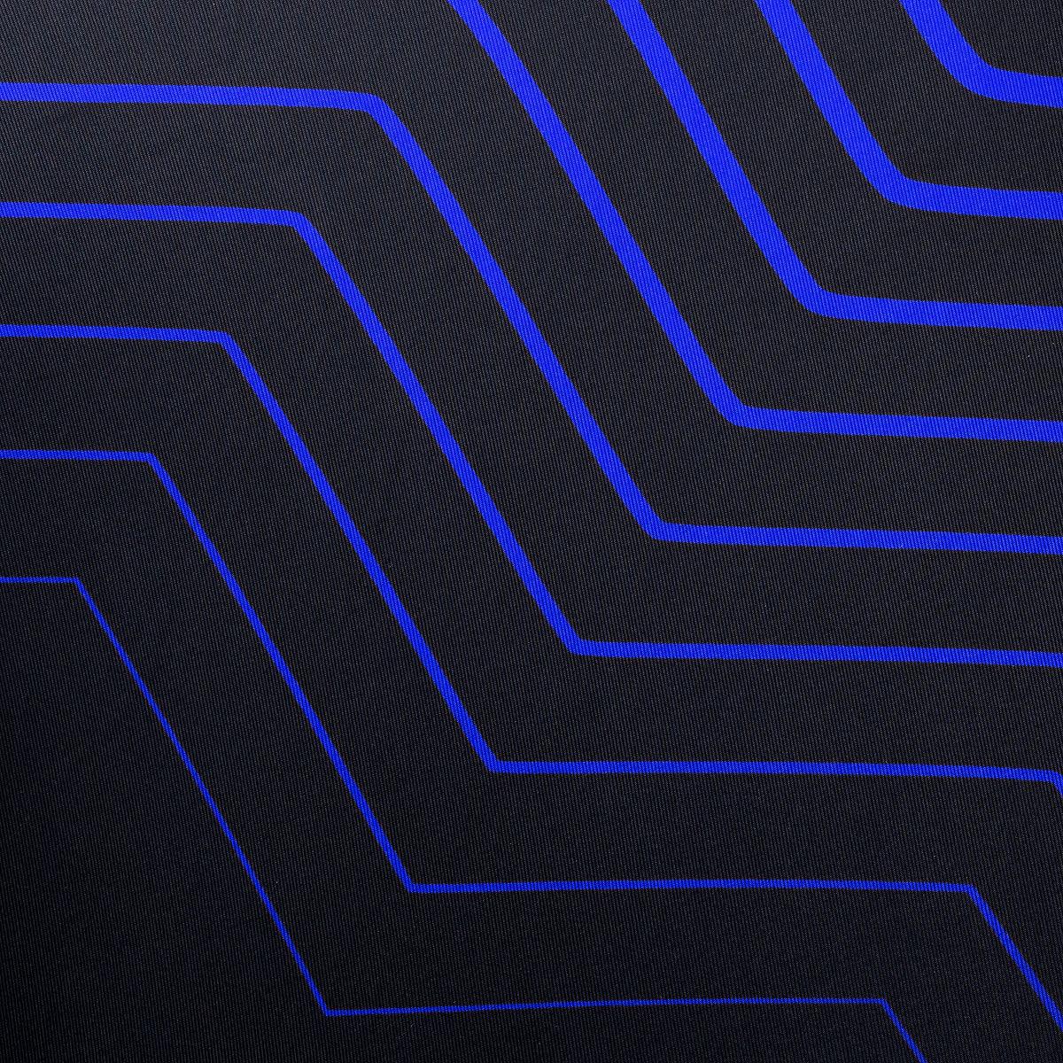 Schwarzes Material mit blauem, geometrischem Linienmuster.