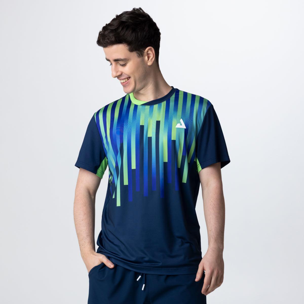 Junger Mann trägt navyblaues Sport-T-Shirt mit grün-blauem Streifenmuster und weißem Logo auf der Brust.