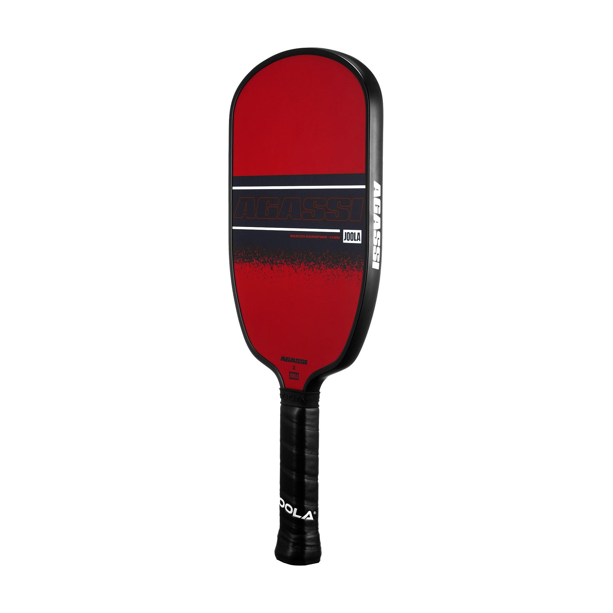 Rotes Pickleball-Schläger mit schwarzem Griff und Aufschrift "Agassi" und "Joola".