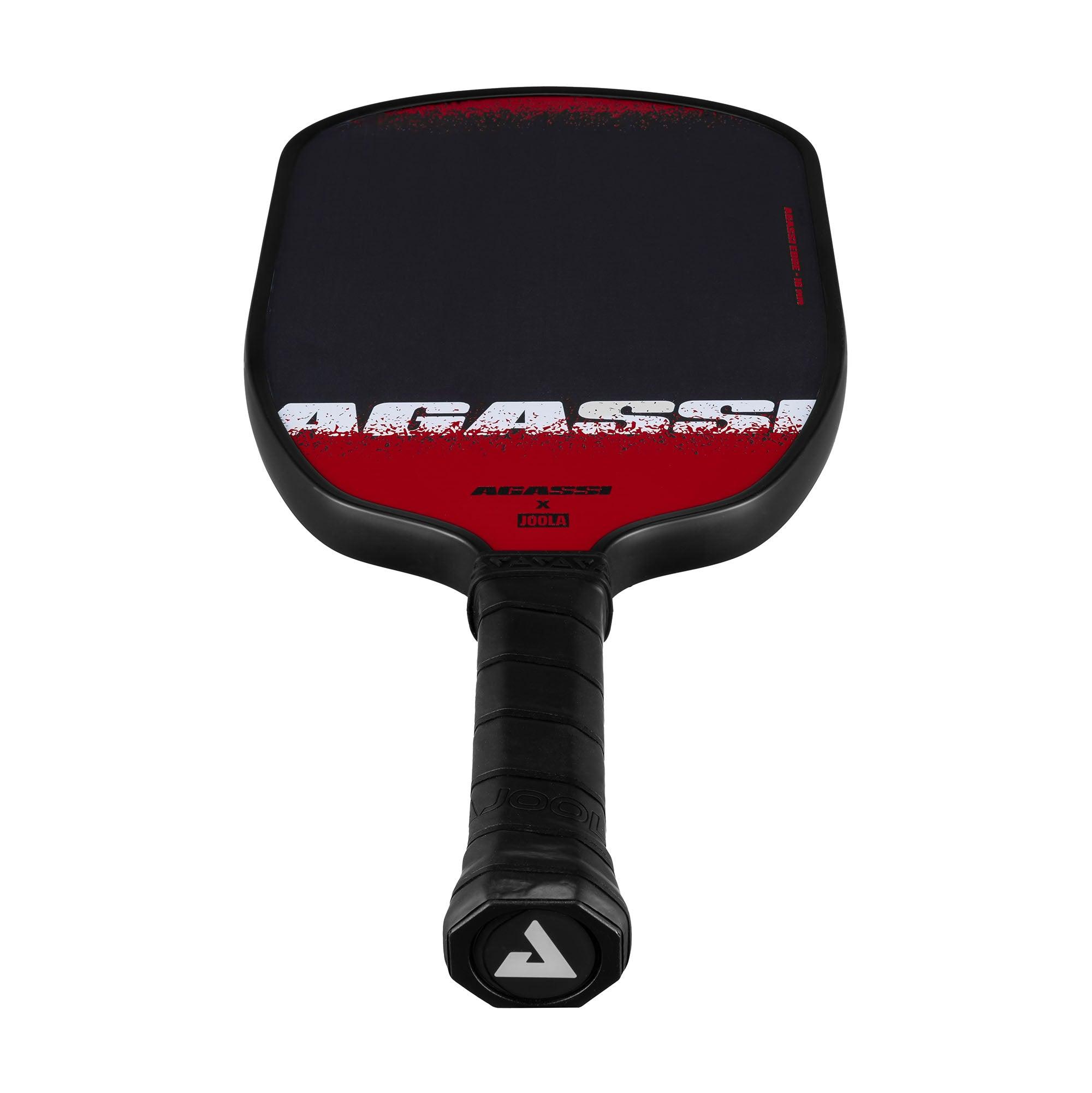 Schwarzer und roter Pickleball-Schläger mit Schriftzug "Agassi" und Griffummantelung.