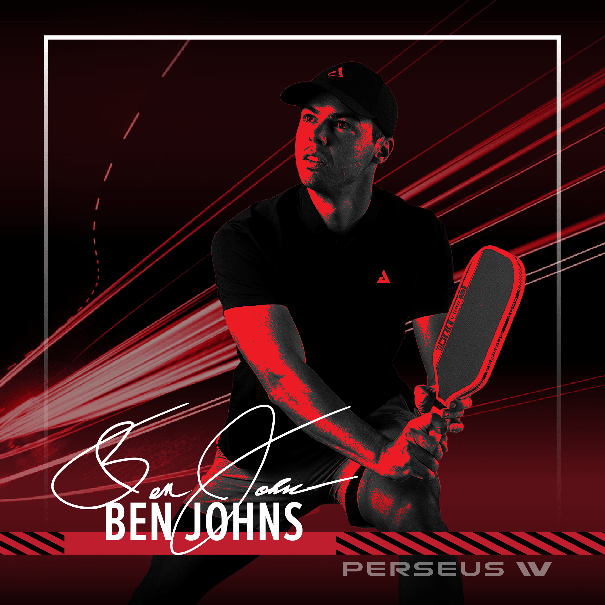 Mann in schwarzem Outfit und Cap hält Pickleball-Schläger, roter und schwarzer Hintergrund mit dem Namen „Ben Johns“ und Logo „Perseus“.