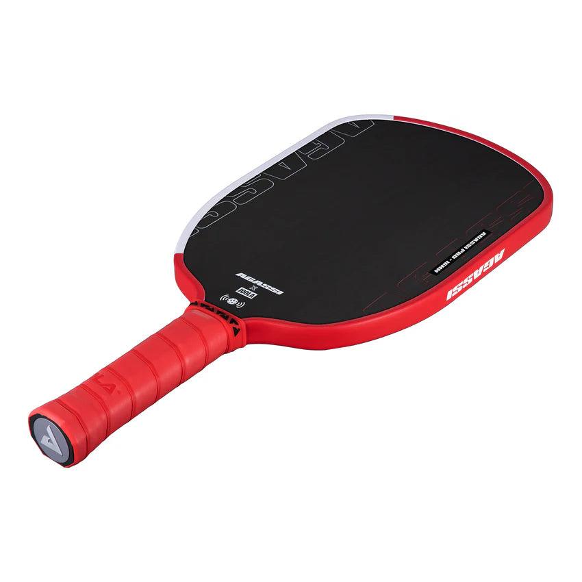 Pickleball-Schläger mit rotem Griff und schwarzer Schlagfläche, Marke Agassi.
