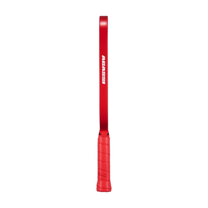 Roter Agassi-Tennis-Schläger mit rotem Griff und weißem Schriftzug.
