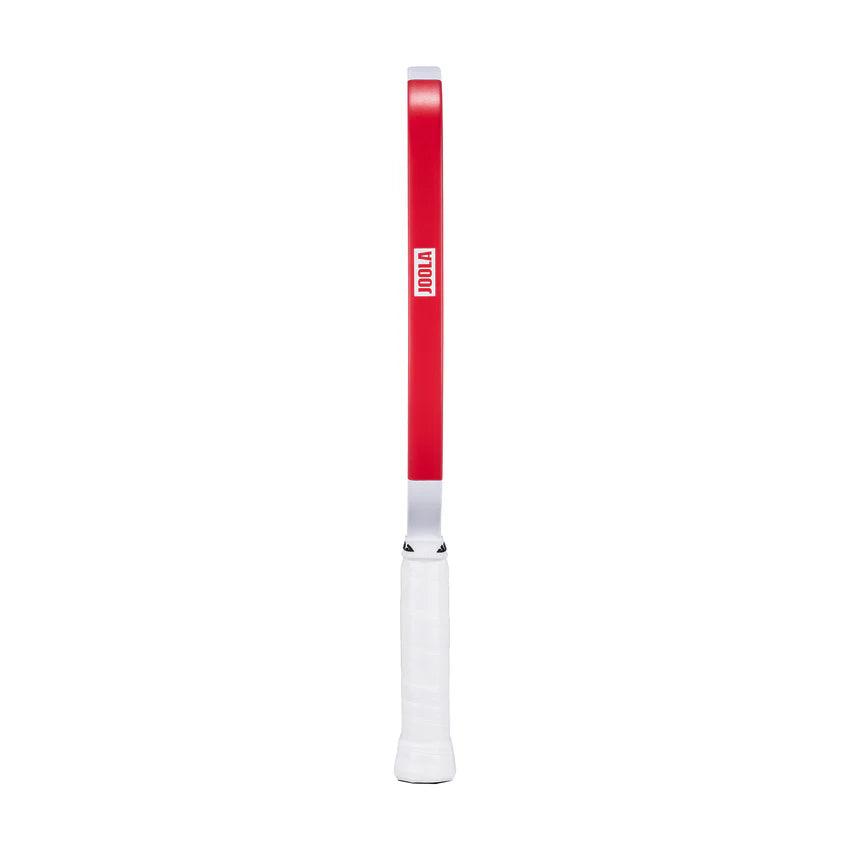 Schlanker, roter Tischtennisschläger mit weißem Griff und JOOLA-Logo.