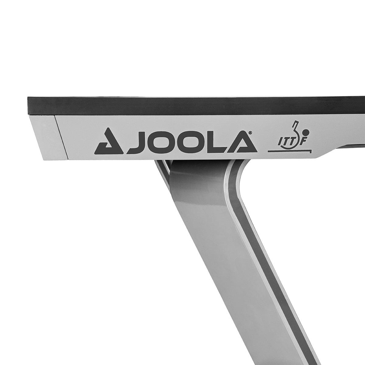 Seitenansicht eines JOOLA Tischtennistisch-Beins mit schwarzer Spielfläche und ITTF-Logo.
