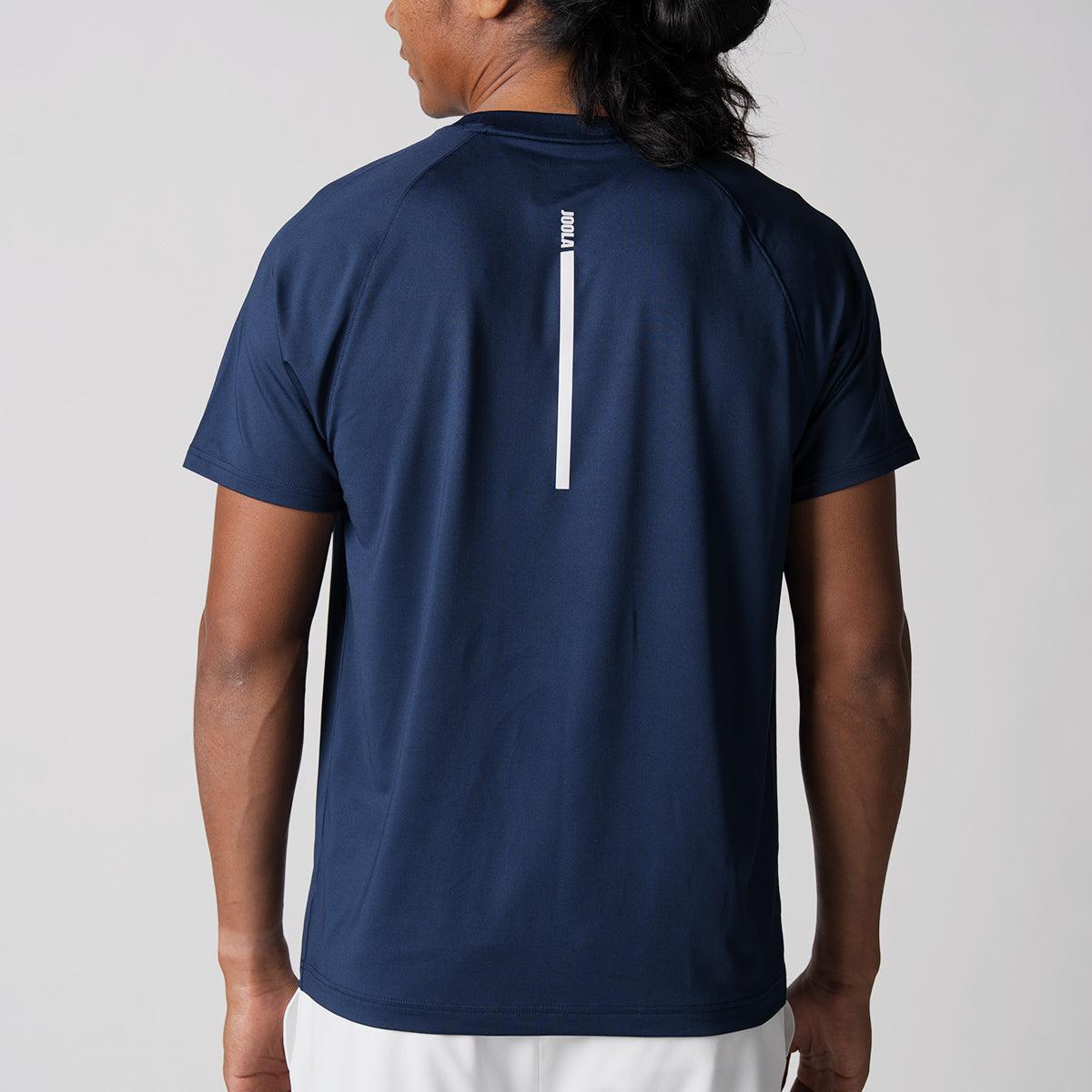 Mann von hinten trägt navyblaues Sport-T-Shirt mit weißem vertikalem Streifen und Schriftzug „JOOLA“ auf dem Rücken.