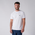 Mann trägt weißes, kurzärmeliges Sport-T-Shirt mit kleinem schwarzem Logo auf der Brust.