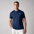 Mann trägt navyblaues, kurzärmeliges Sportshirt mit Stehkragen und kleinem weißen Logo auf der Brust.