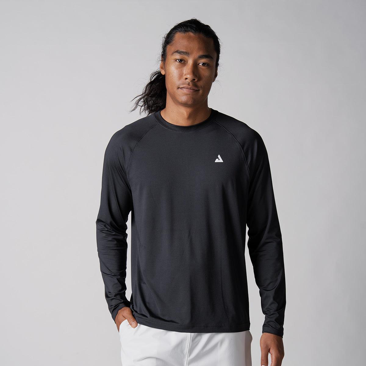 Mann trägt schwarzes langärmeliges Sportshirt mit kleinem weißem Logo auf der Brust vor hellem Hintergrund.