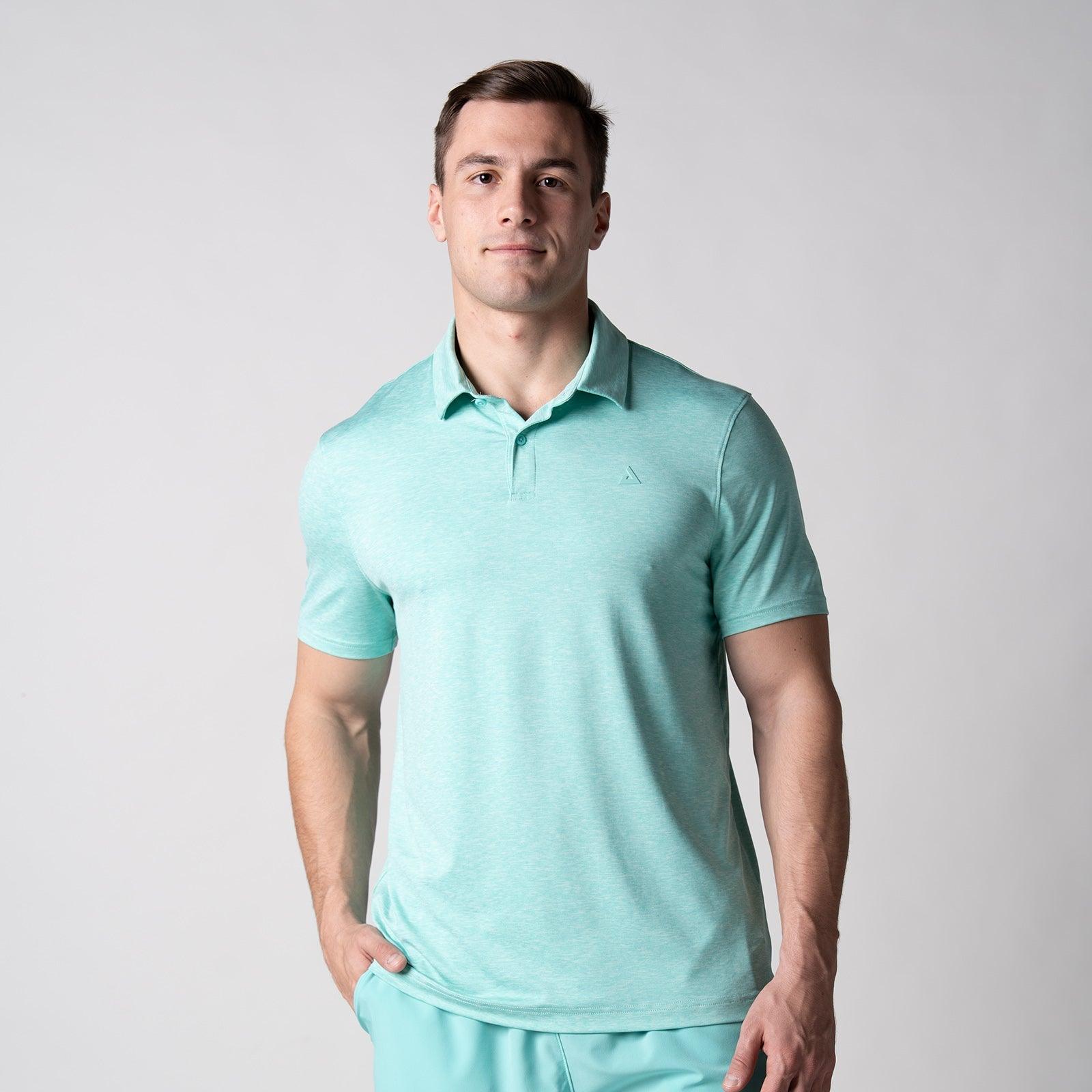 Mann trägt hellgrünes Polo-Shirt mit kurzem Arm vor hellem Hintergrund.