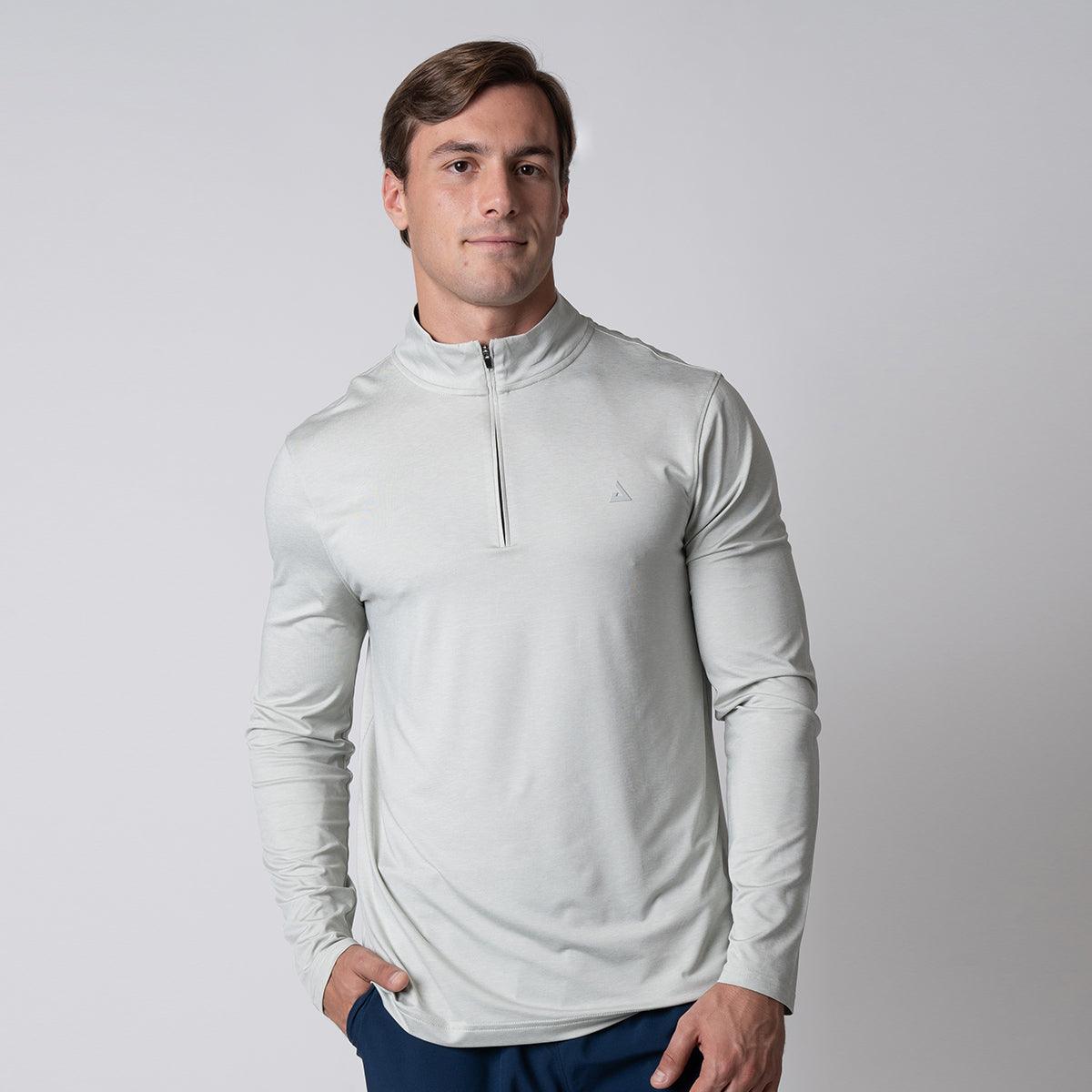 Mann trägt hellgraues, langärmliges Sportshirt mit kurzem Reißverschluss und Stehkragen.