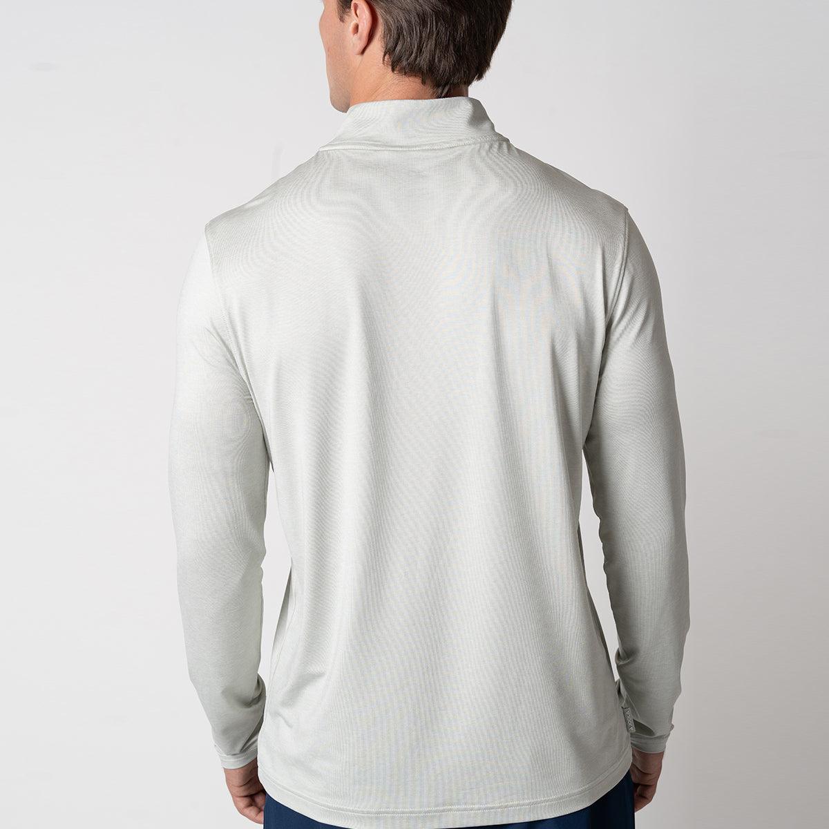 Rückansicht eines Mannes, der ein hellgraues, langärmeliges Funktionsshirt trägt.