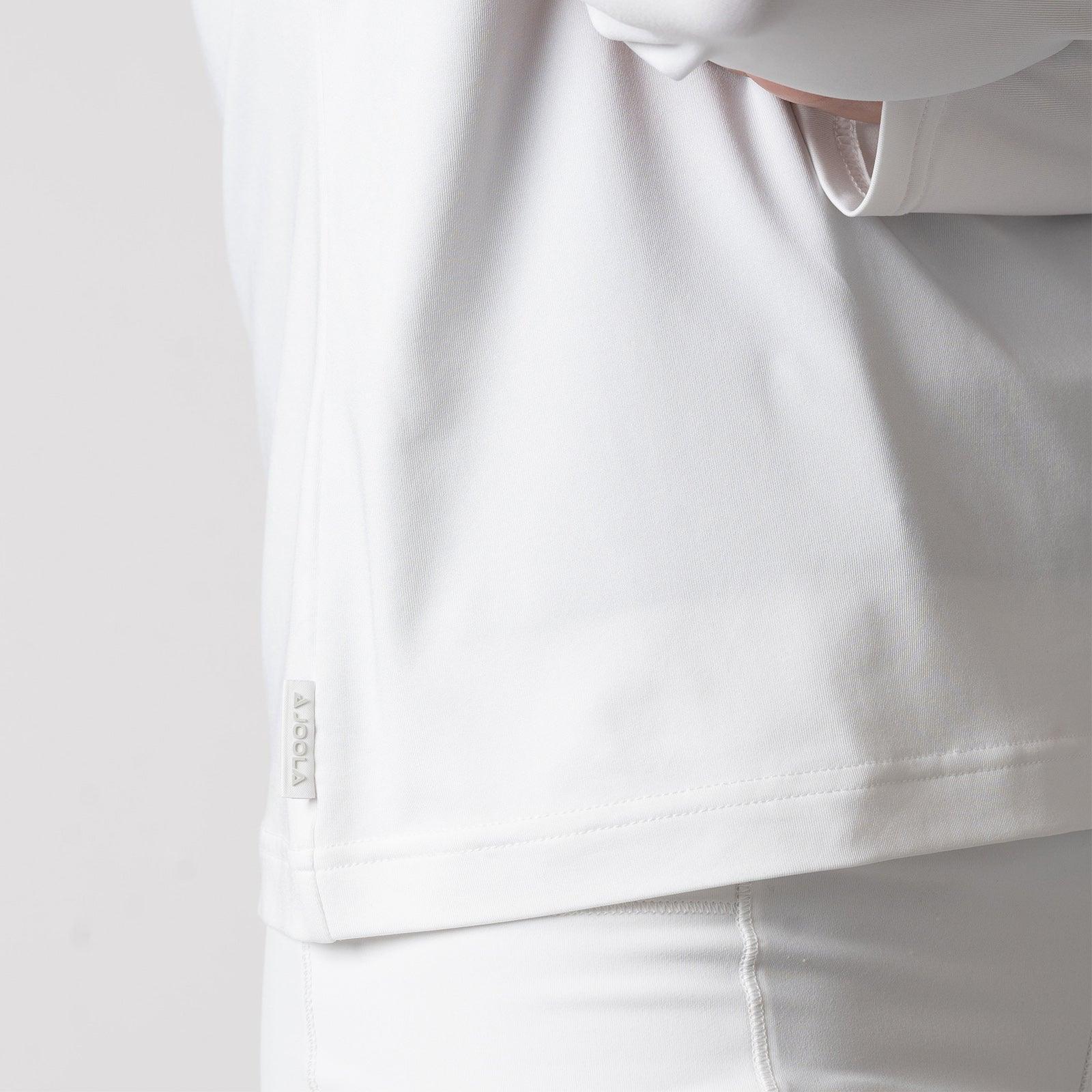 Weißes Sportshirt aus leichtem, dehnbarem Material mit kleinem Markenlabel am Saum.