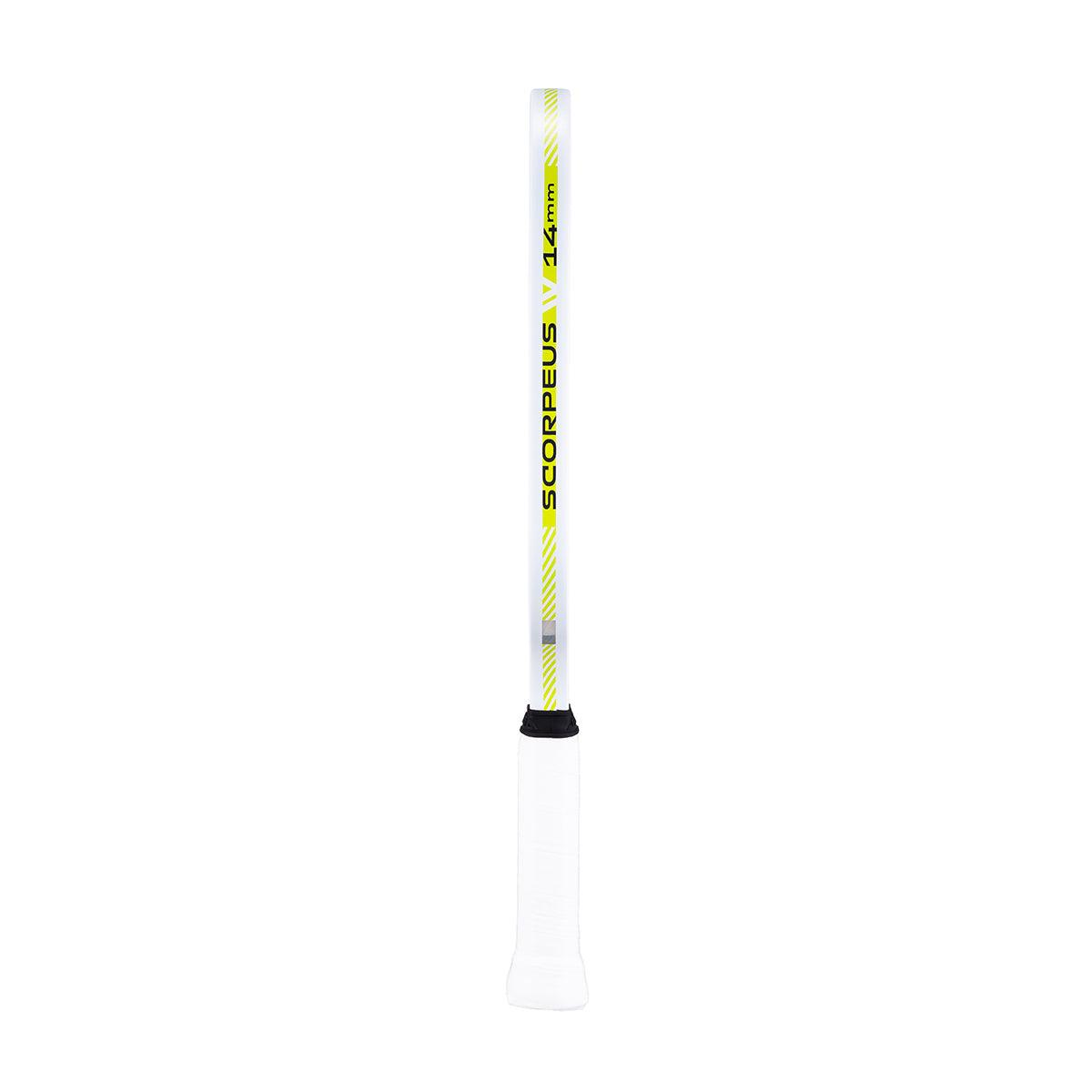 Seitliche Ansicht eines weißen Squash-Schlägers mit gelb-schwarzer Beschriftung "SCORPEUS 14 mm".