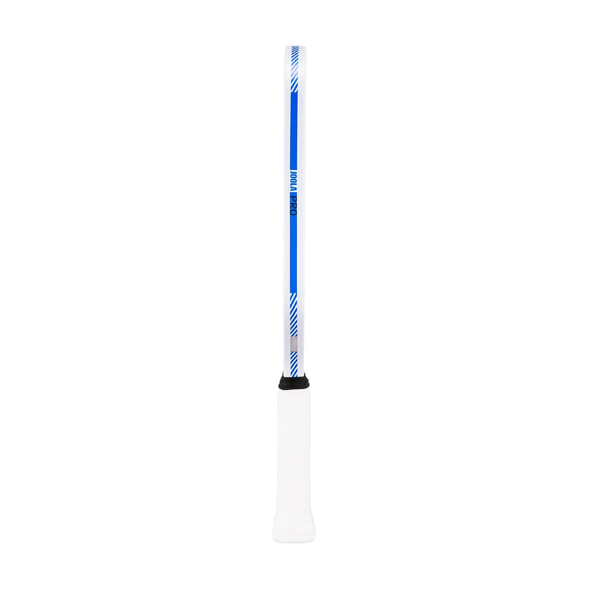 Seitenansicht eines weißen Tischtennisschlägers mit blauem Streifen und weißem Griffband.