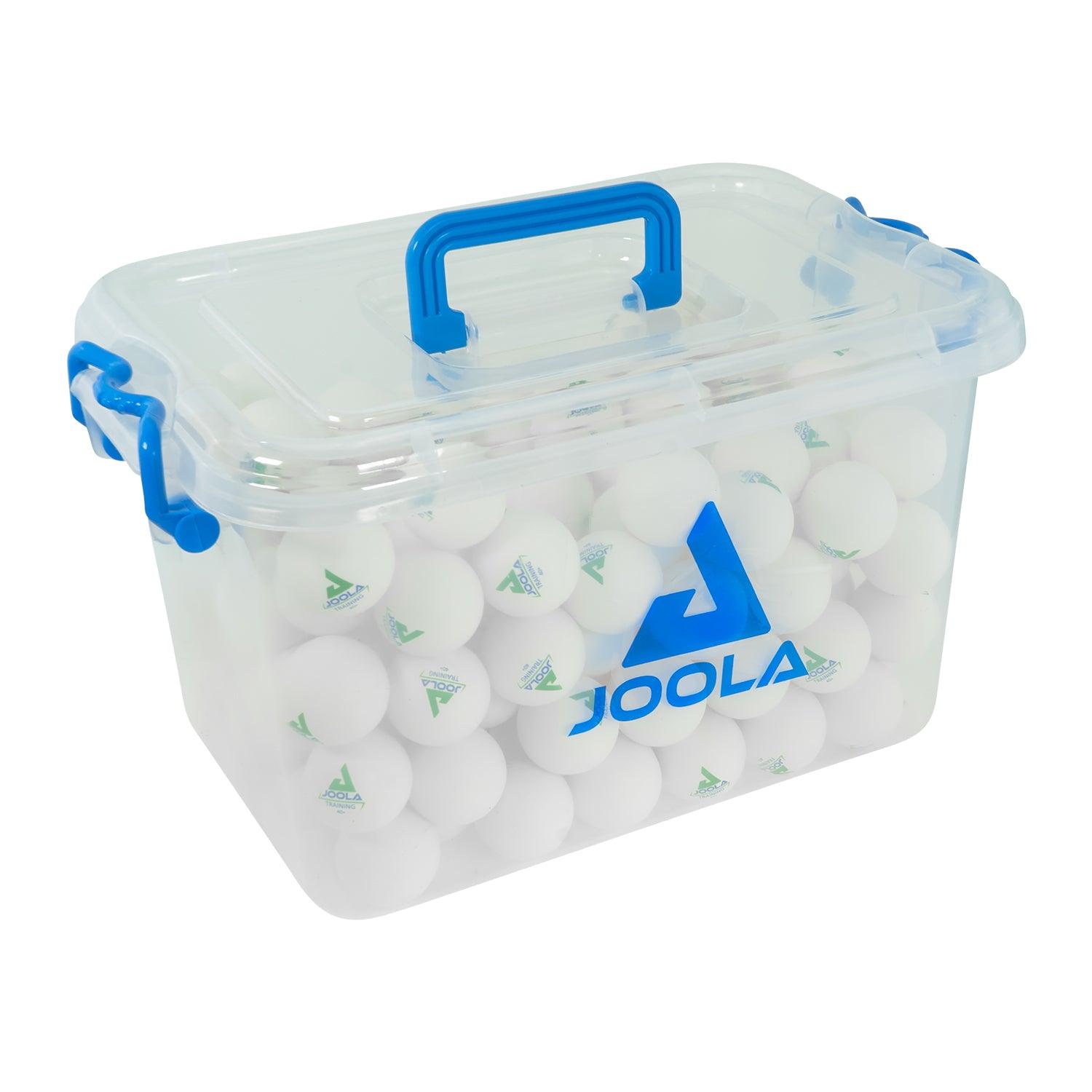 Boîte en plastique transparente avec poignée et fermeture bleues, remplie de balles de tennis de table blanches JOOLA.