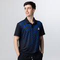 Junger Mann trägt schwarzes Polo-Shirt mit blauem, geometrischem Linienmuster und weißem Logo auf der Brust.
