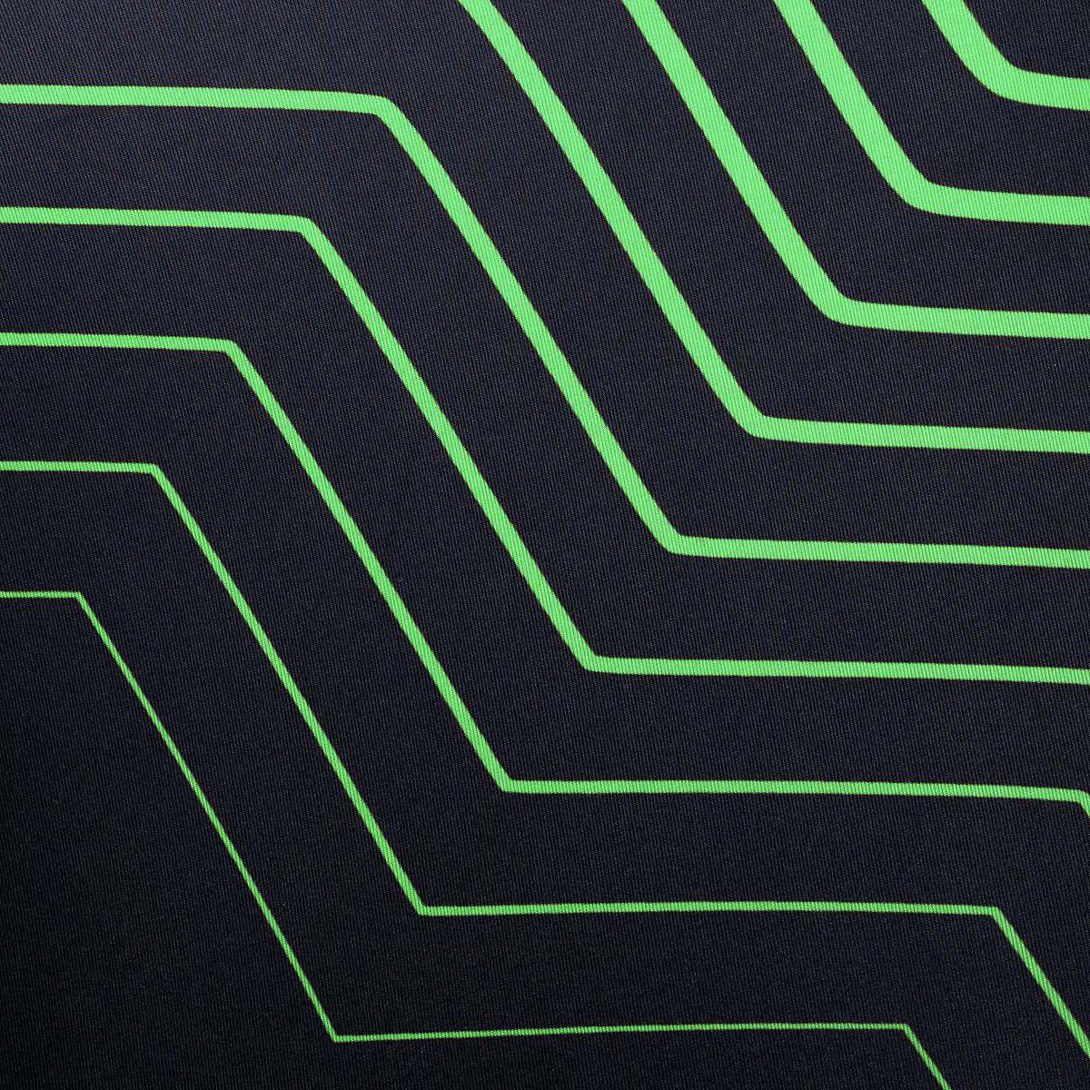 Schwarzer Stoff mit grünem, geometrischem Linienmuster.