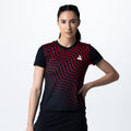 Frau trägt schwarzes Sportshirt mit rotem, wellenförmigem Linienmuster und weißem Logo auf der Brust.