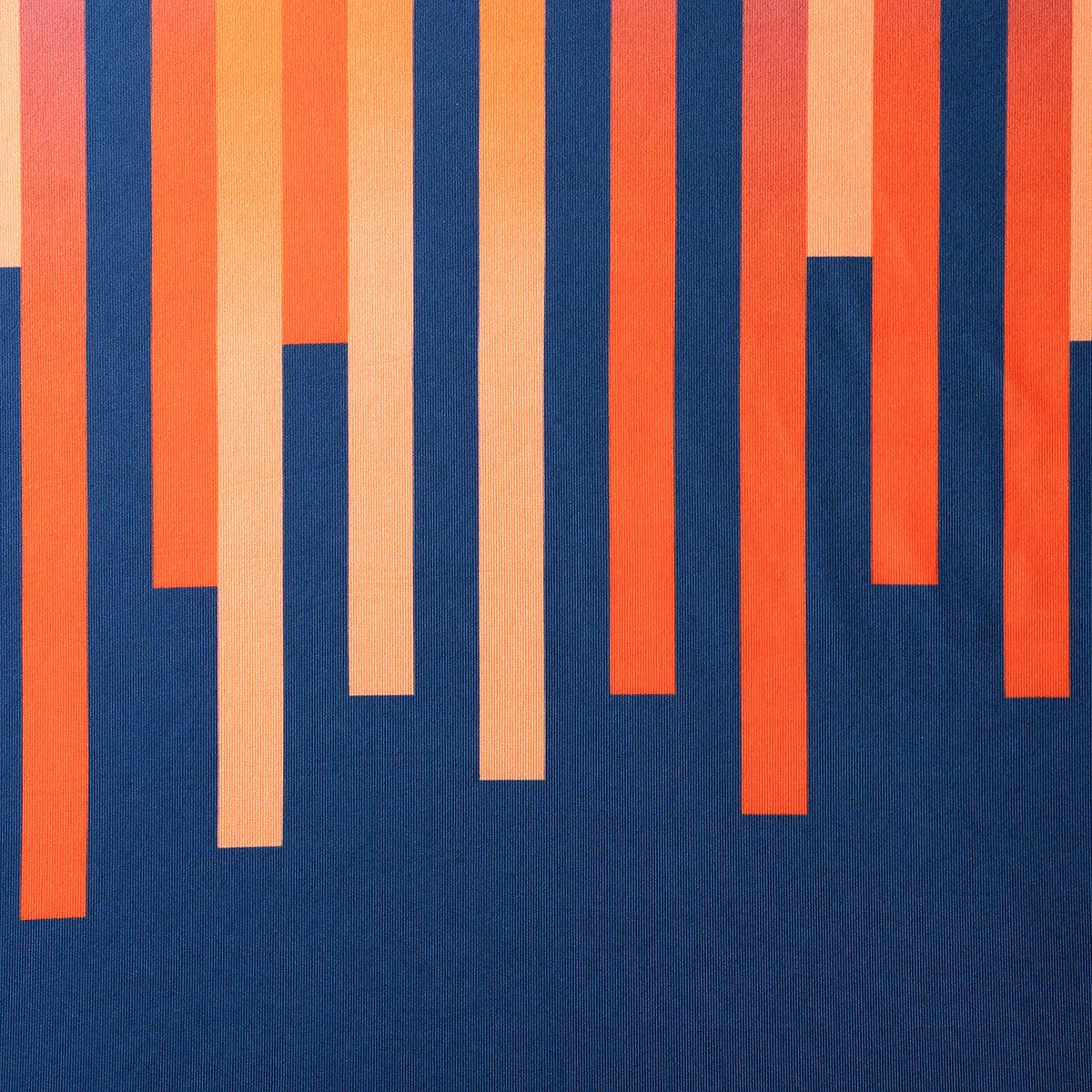 Stoffmuster mit vertikalen Streifen in Orange, Rot und Hellrosa auf dunkelblauem Hintergrund.