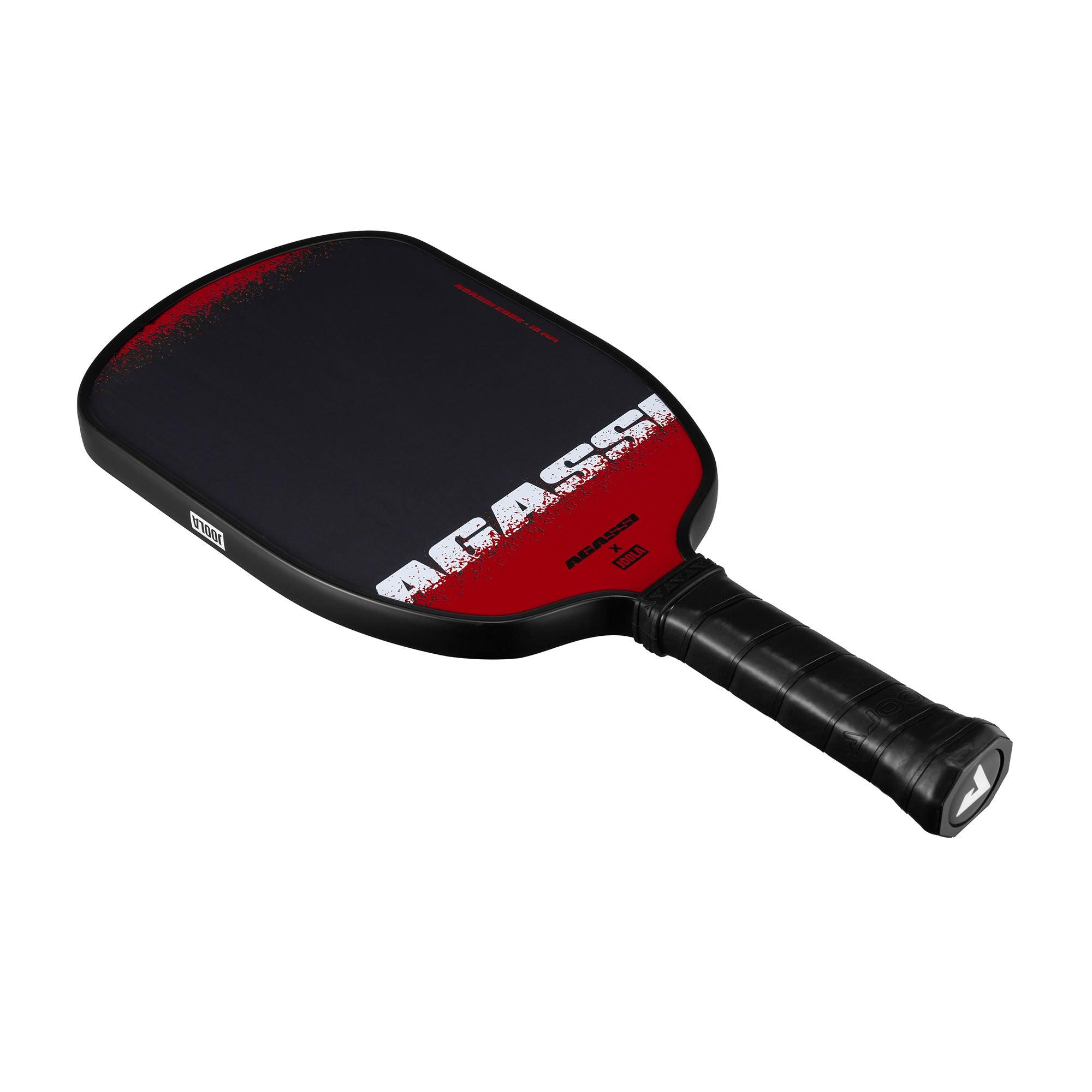 Schwarzer und roter Pickleball-Schläger mit schwarzem Griff und Aufschrift "AGASSI".